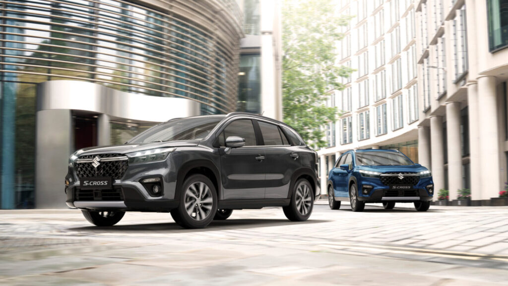 Zwei moderne SUVs der Marke Suzuki, ein schwarzer und ein blauer, fahren auf einer gepflasterten Straße zwischen hohen Glasgebäuden in der Stadt.
Durch klicken auf das Bild gelangt man zur Gesamtübersicht der verfügbaren Fahrzeuge. 